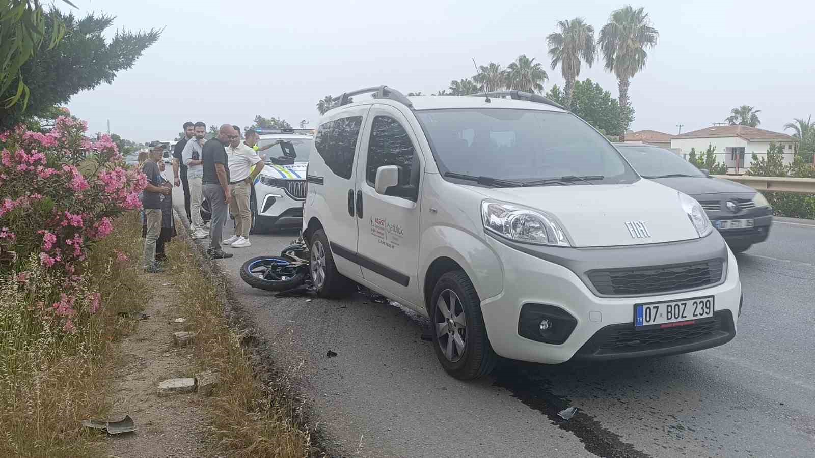 Antalya’da emniyet şeridinde duran araca motosiklet çarptı: 1 ağır yaralı