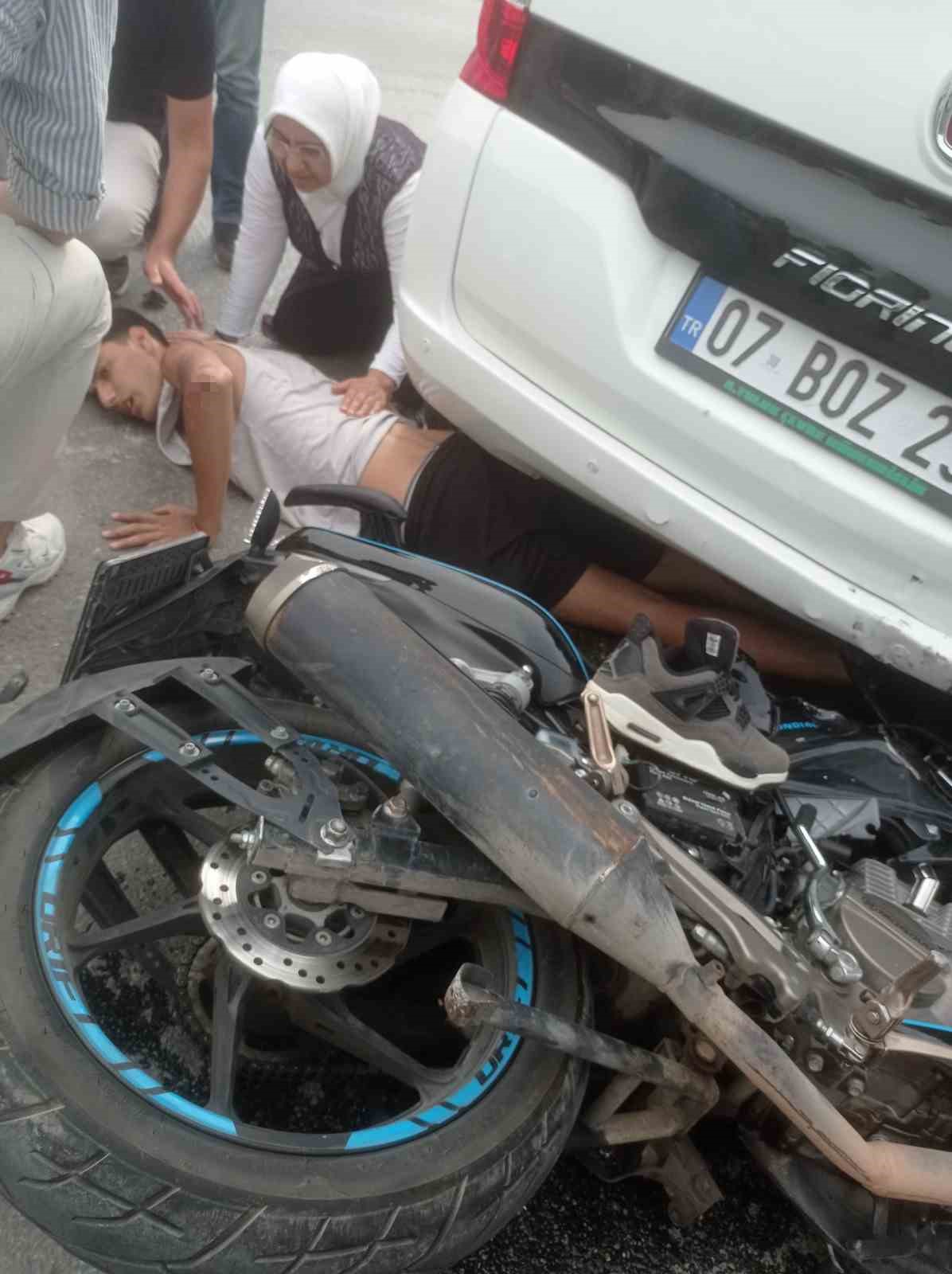 Antalya&rsquo;da emniyet şeridinde duran araca motosiklet &ccedil;arptı: 1 ağır yaralı
