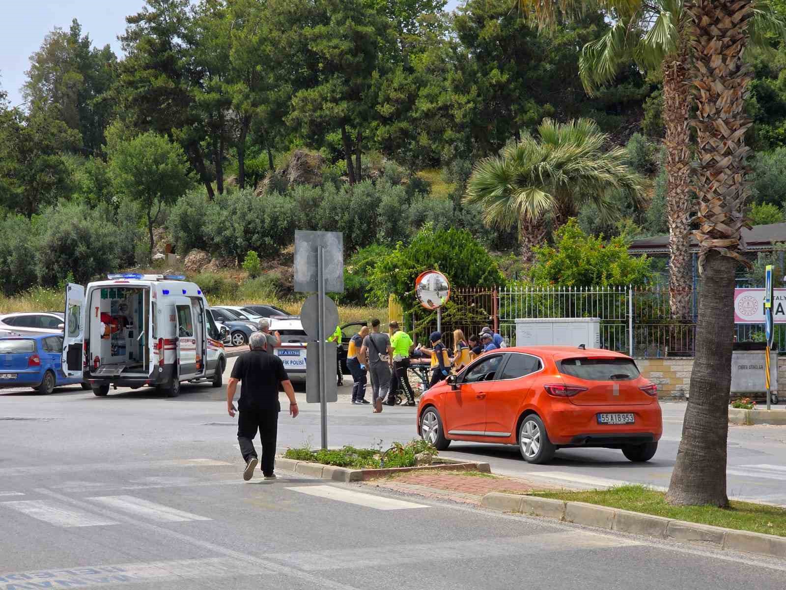 Kamyonete &ccedil;arpmamak i&ccedil;in motosikleti devirdi, kaskı hayatını kurtardı
