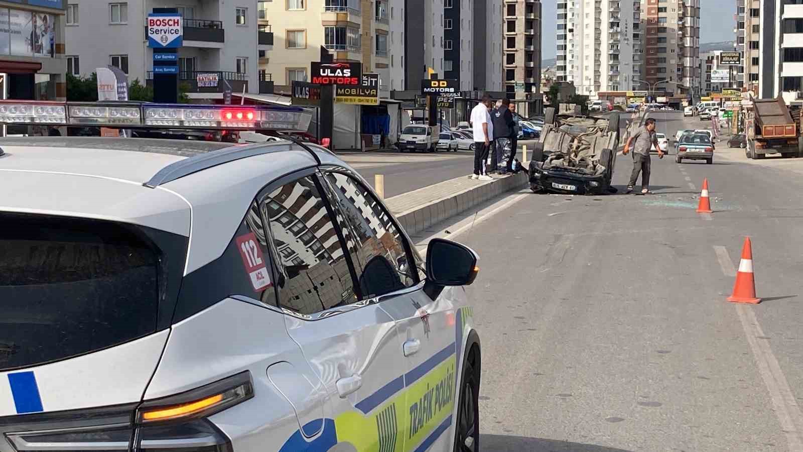 Otomobil refüje çarpıp, iki araca vurup ters döndü