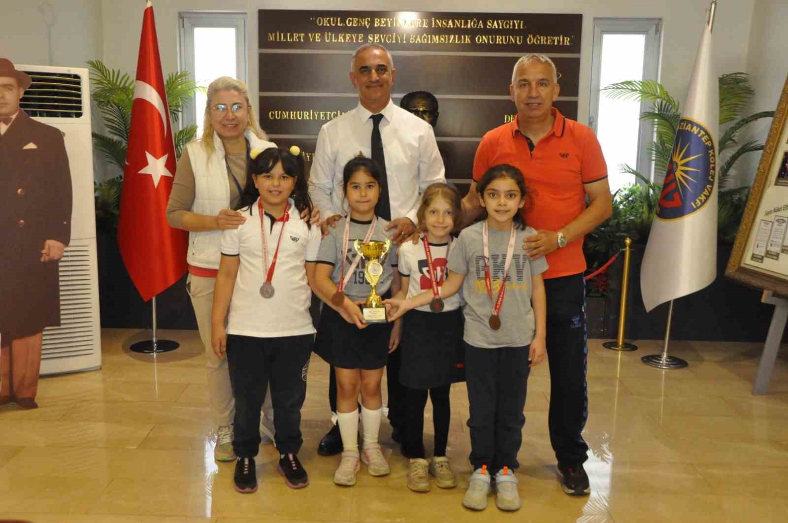 GKV’nin altın kulaçları şampiyonluk madalya ve kupalarını kaptırmadı