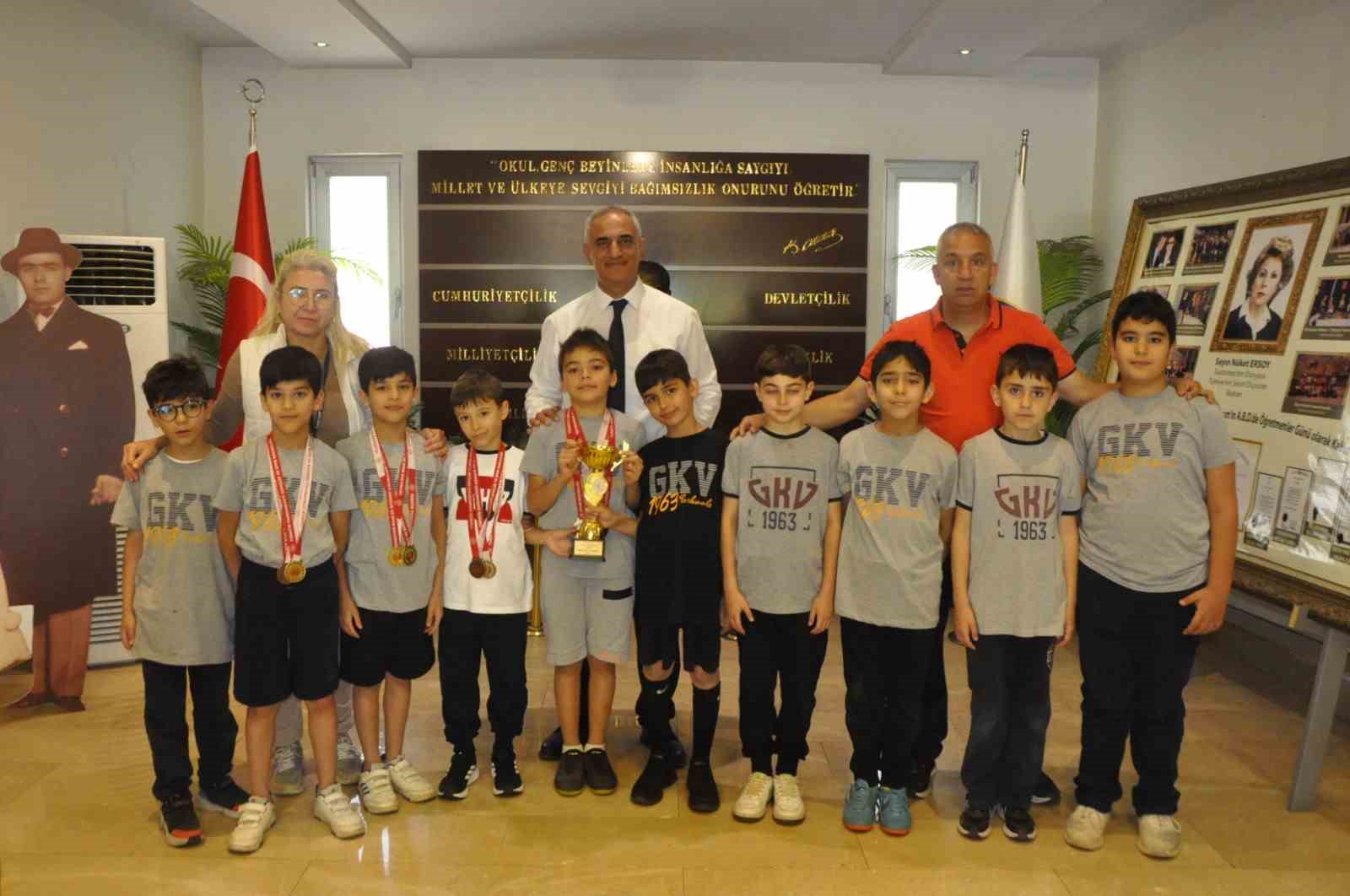 GKV’nin altın kulaçları şampiyonluk madalya ve kupalarını kaptırmadı