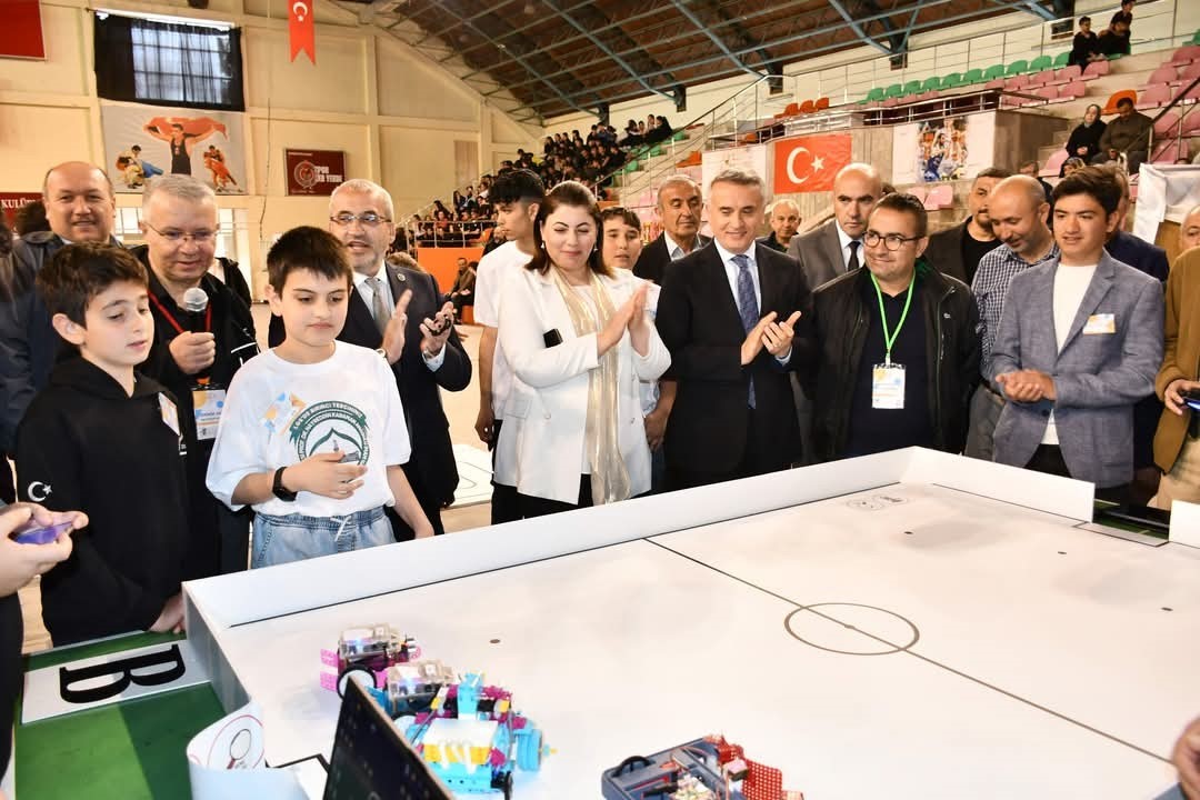 &Ccedil;orum&rsquo;da ilk kez d&uuml;zenlenen RoboFest&rsquo;te 44 robot yarıştı

