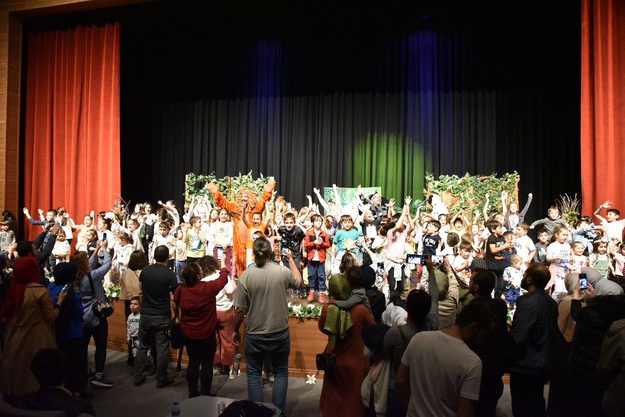 Müzikal tiyatro oyunu minik tiyatroseverlerle buluştu