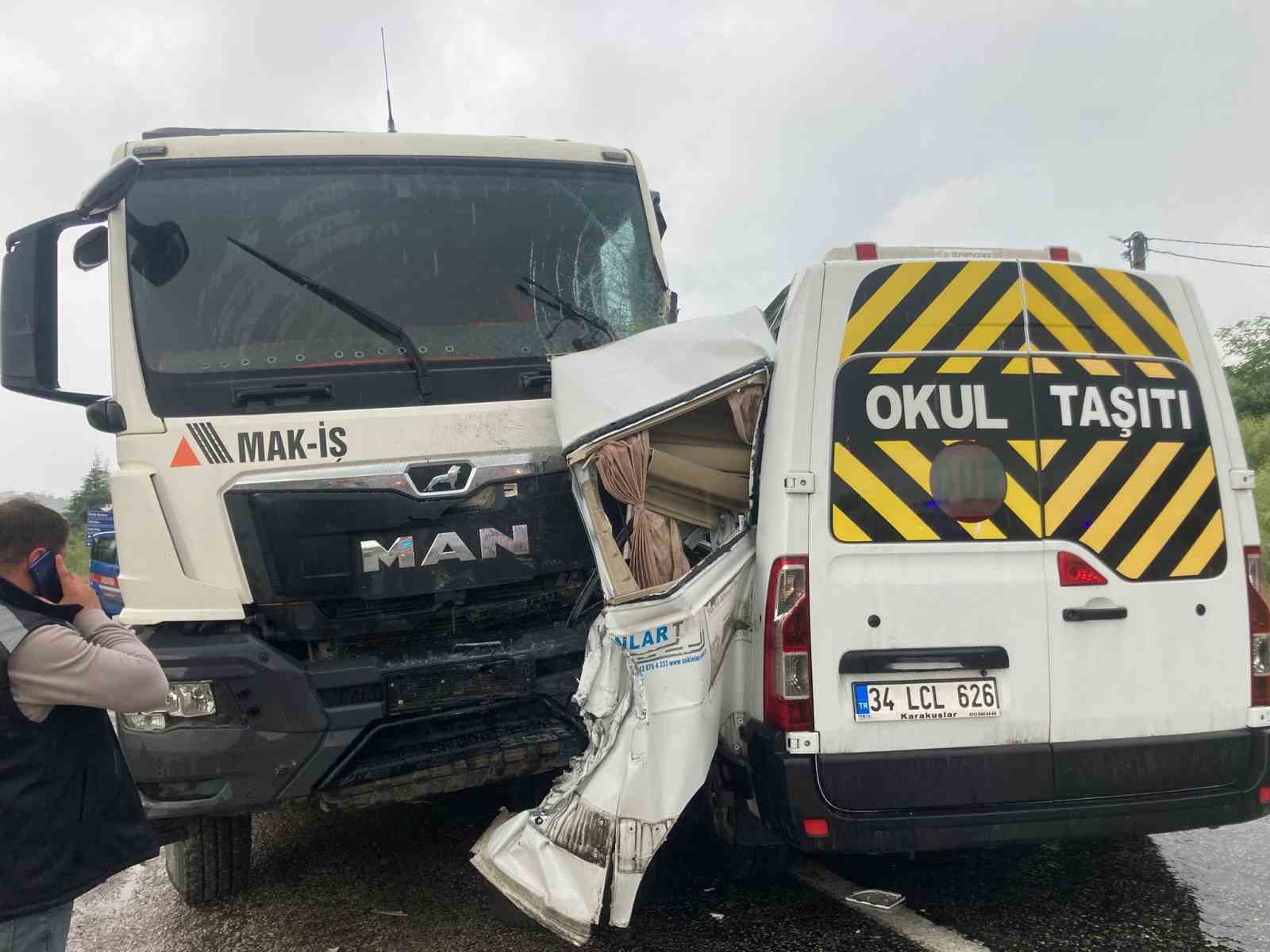 Yalova’da kamyon minibüsle çarpıştı: 3 yaralı