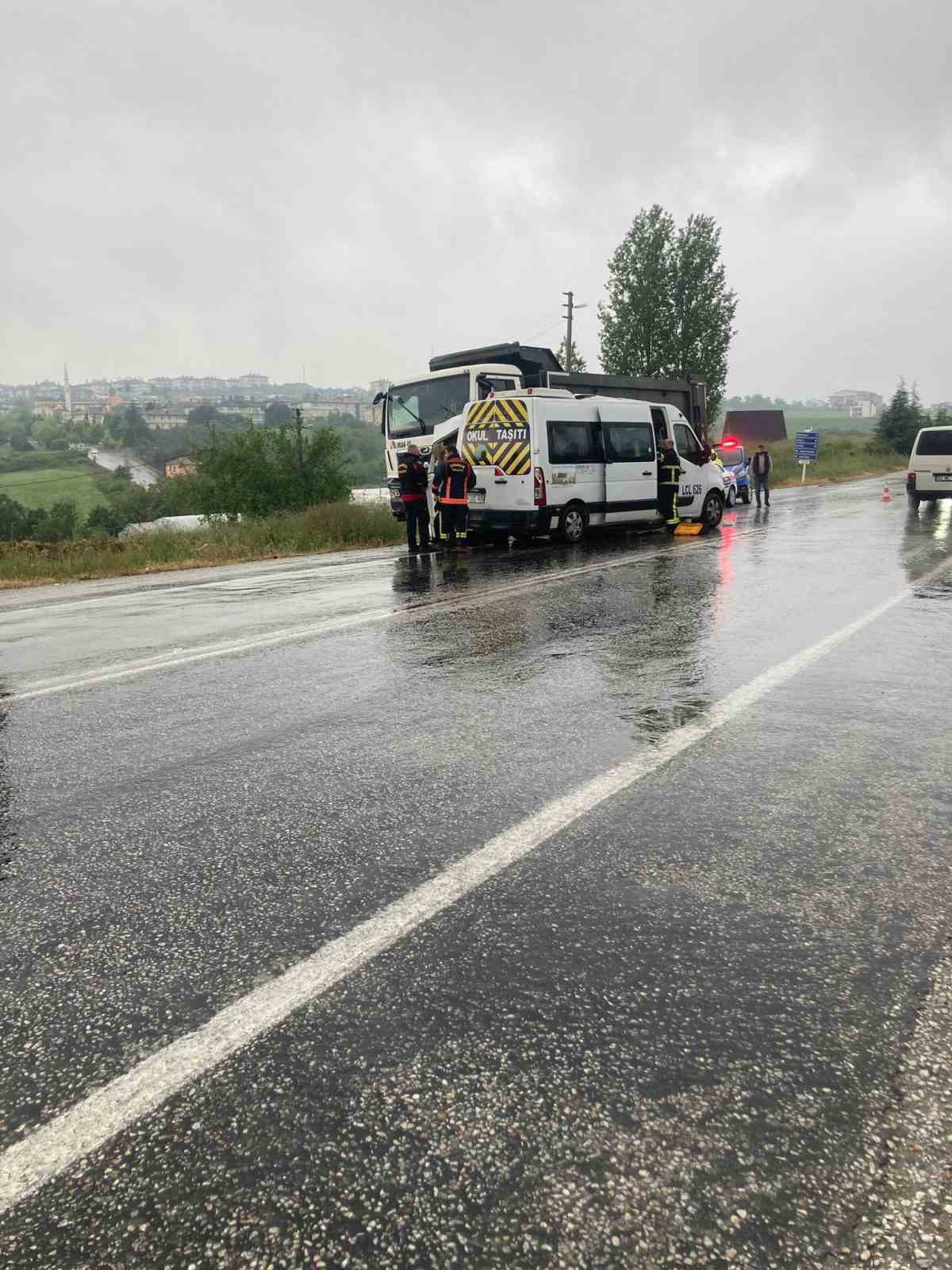 Yalova&rsquo;da kamyon minib&uuml;sle &ccedil;arpıştı: 3 yaralı

