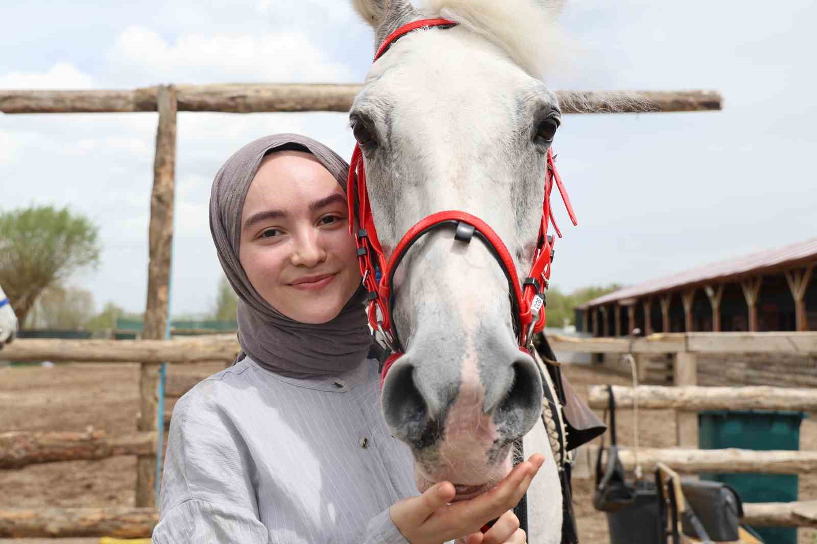 Tarihi dizilerde g&ouml;rd&uuml;ler, biniciliğe merak saldılar
