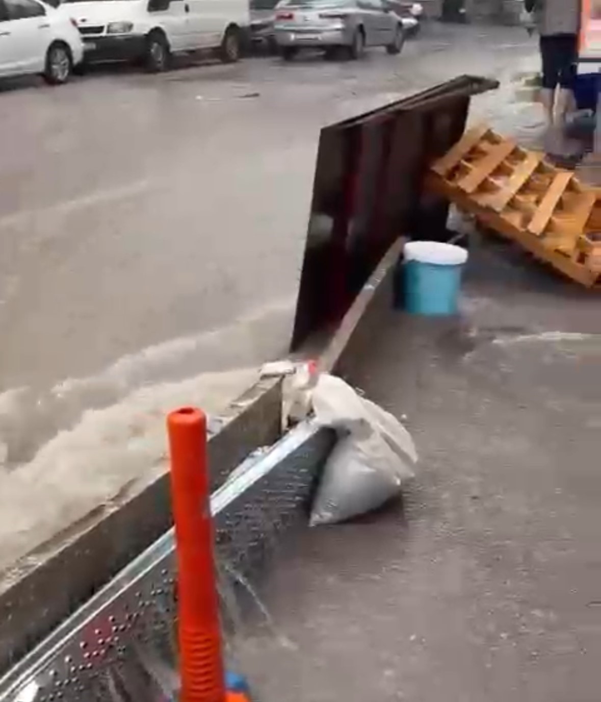 Bandırma’da sağanak yağış sele neden oldu...Vatandaşlar zor anlar yaşadı
