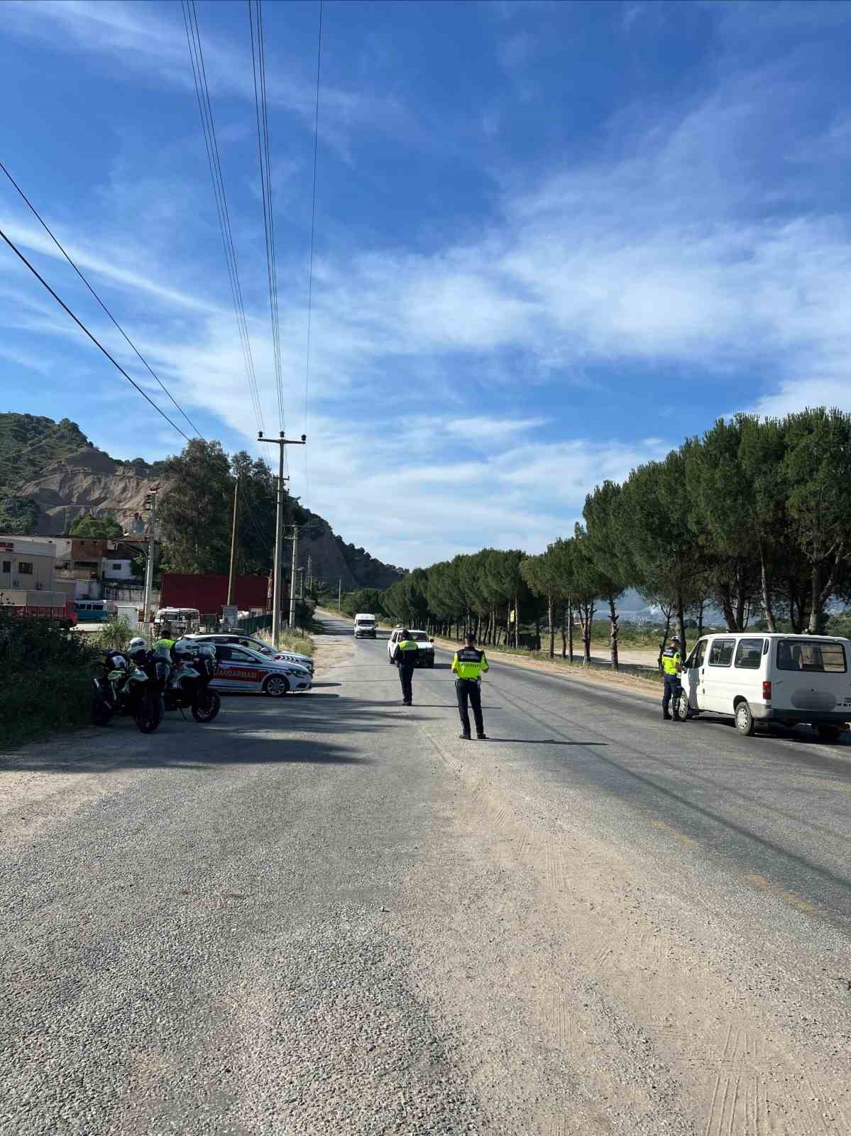 Trafik kurallarına uymayan s&uuml;r&uuml;c&uuml;ler jandarmadan ka&ccedil;amadı
