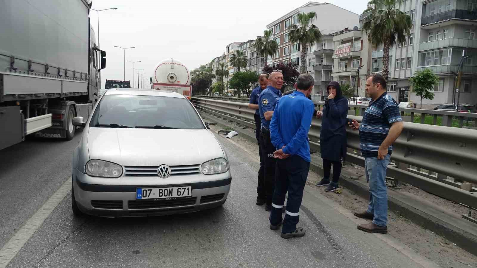 Viyad&uuml;k &uuml;st&uuml;nde yakıt tankerinin karıştığı kaza: 1 yaralı
