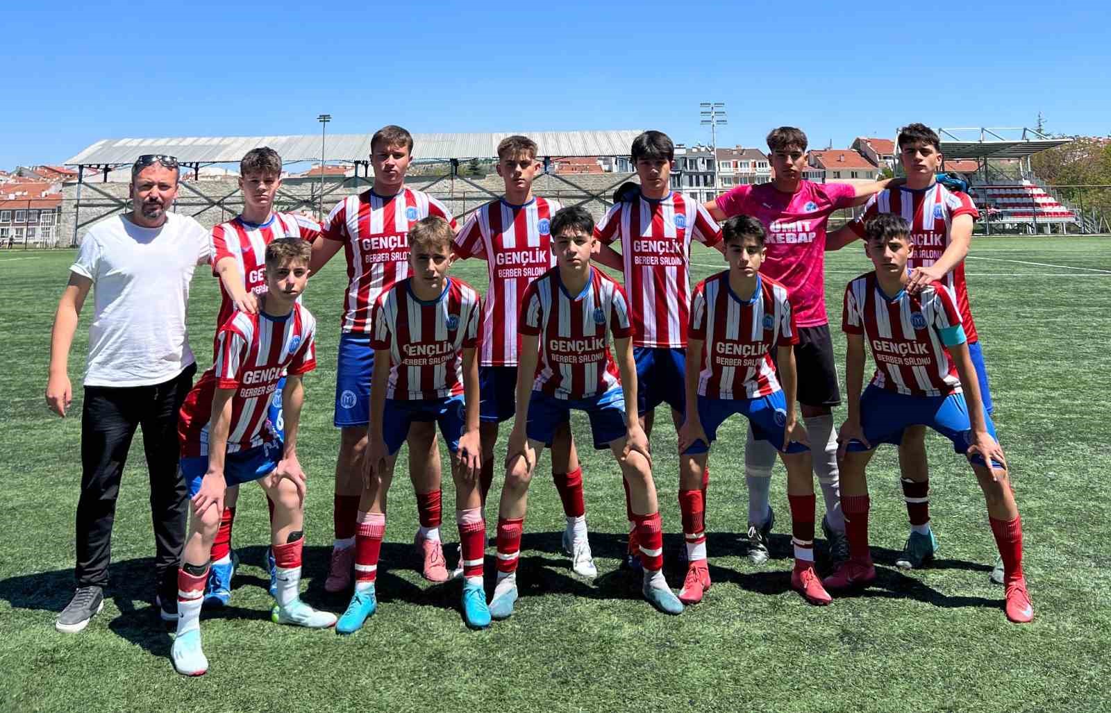 1299 Bilecik Spor, Uşak Bölmespor’a gol oldu yağdı
