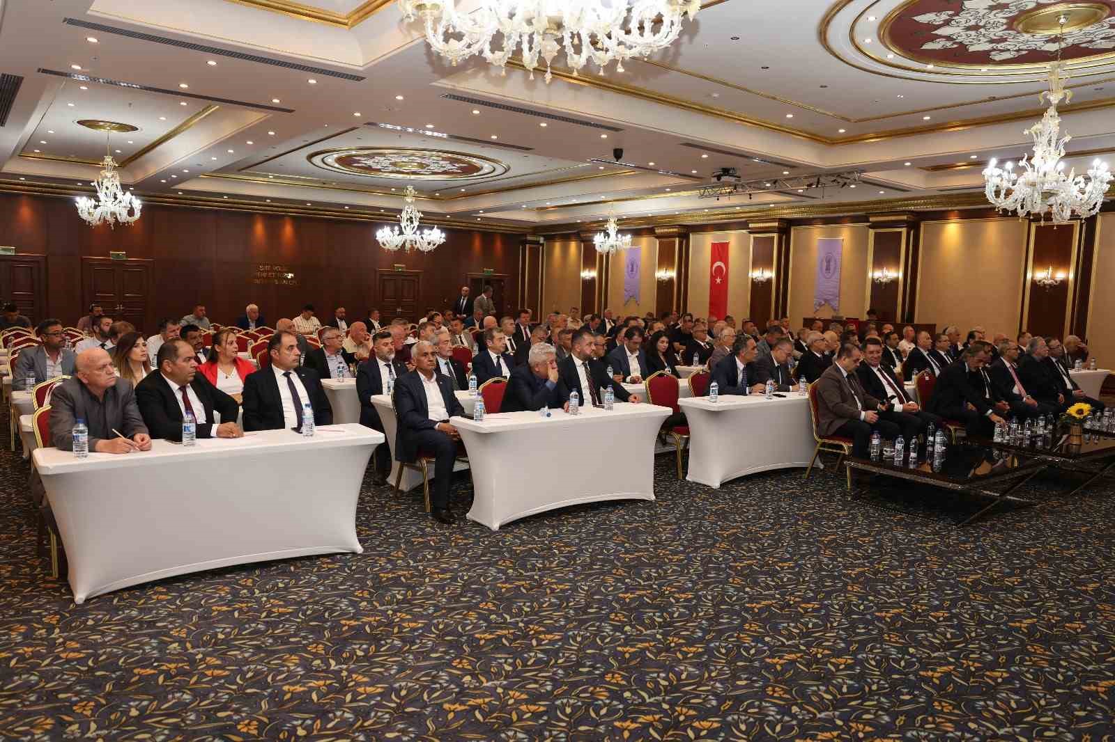 Esnafın sorunları İzmir&rsquo;de masaya yatırıldı
