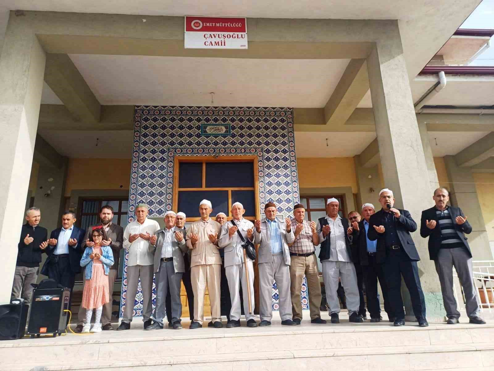 Emet’ten 29 hacı adayı kutsal topraklara dualarla uğurlandı