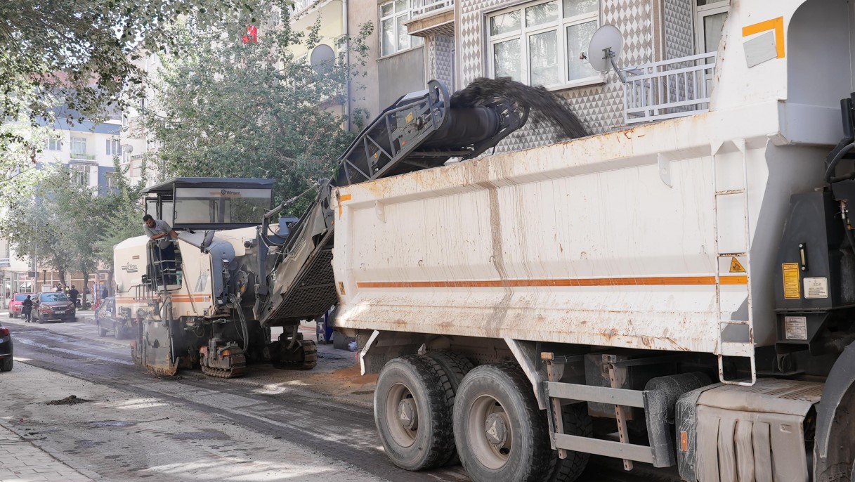 Elazığ Belediyesi Yeni Mahalle’de asfaltlama çalışmalarını sürdürüyor
