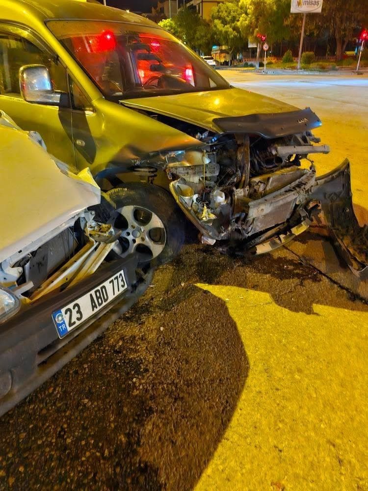 Elazığ&rsquo;da trafik kazası: 3 yaralı
