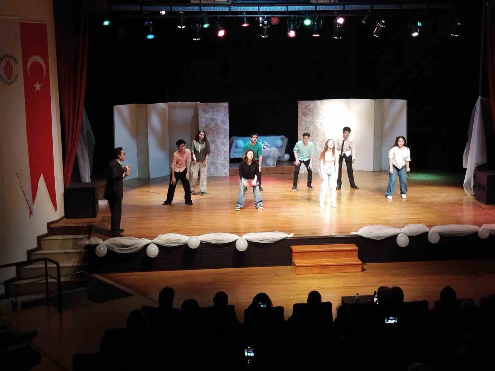 Ümraniye Belediyesi’nin Görsel Sanatlar Akademisi’nin hazırladığı yıl sonu gösterisi seyirci ile buluştu