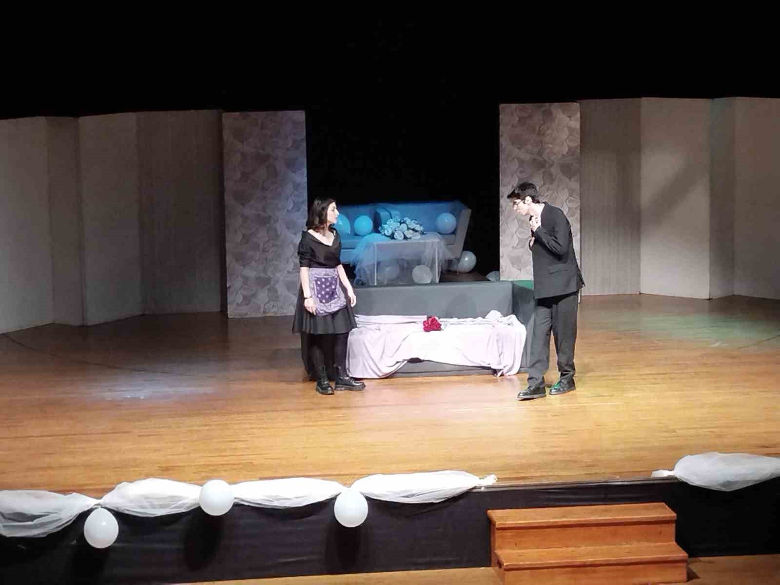 Ümraniye Belediyesi’nin Görsel Sanatlar Akademisi’nin hazırladığı yıl sonu gösterisi seyirci ile buluştu