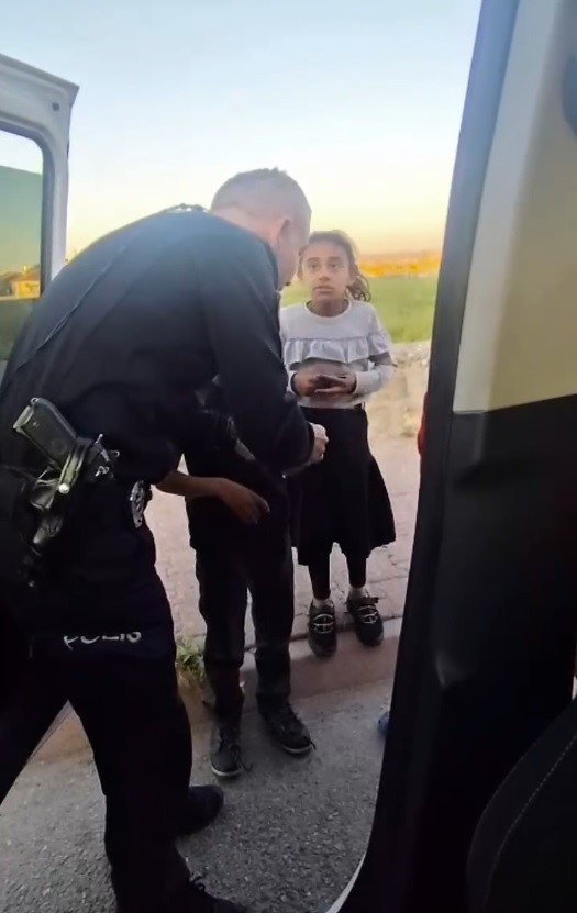 Kayseri&rsquo;de y&uuml;rek ısıtan g&ouml;r&uuml;nt&uuml;ler: Polisleri g&ouml;rd&uuml;ler, selama durdular
