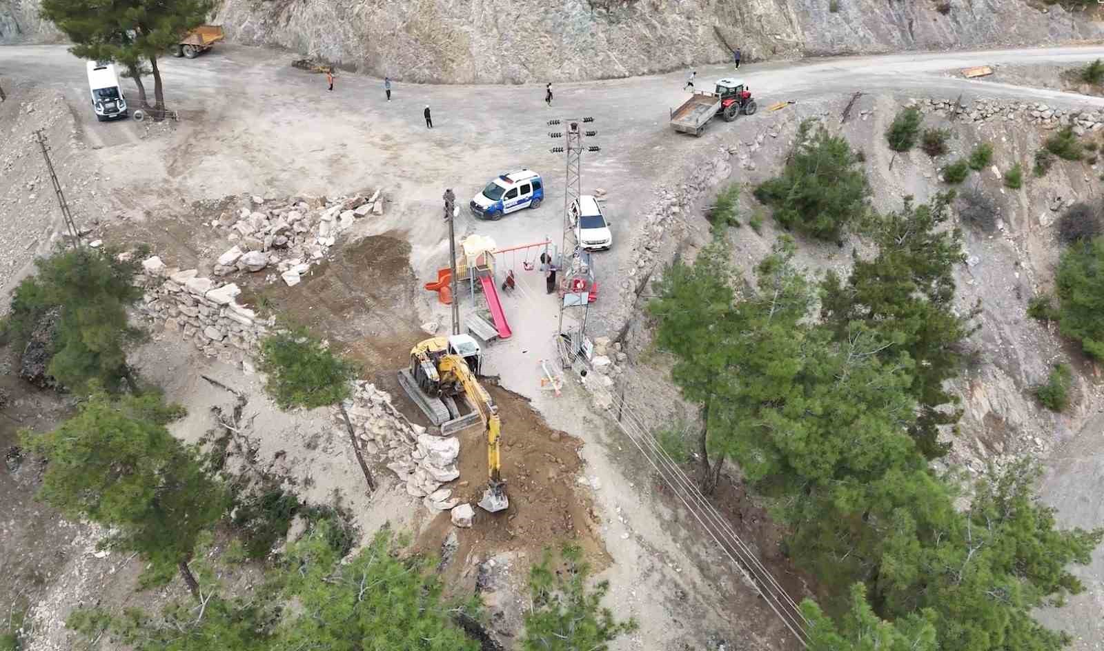 Ekipler günlerdir mesai yapıyor: Köylerin yarım asırlık yol sorunu çözülüyor
