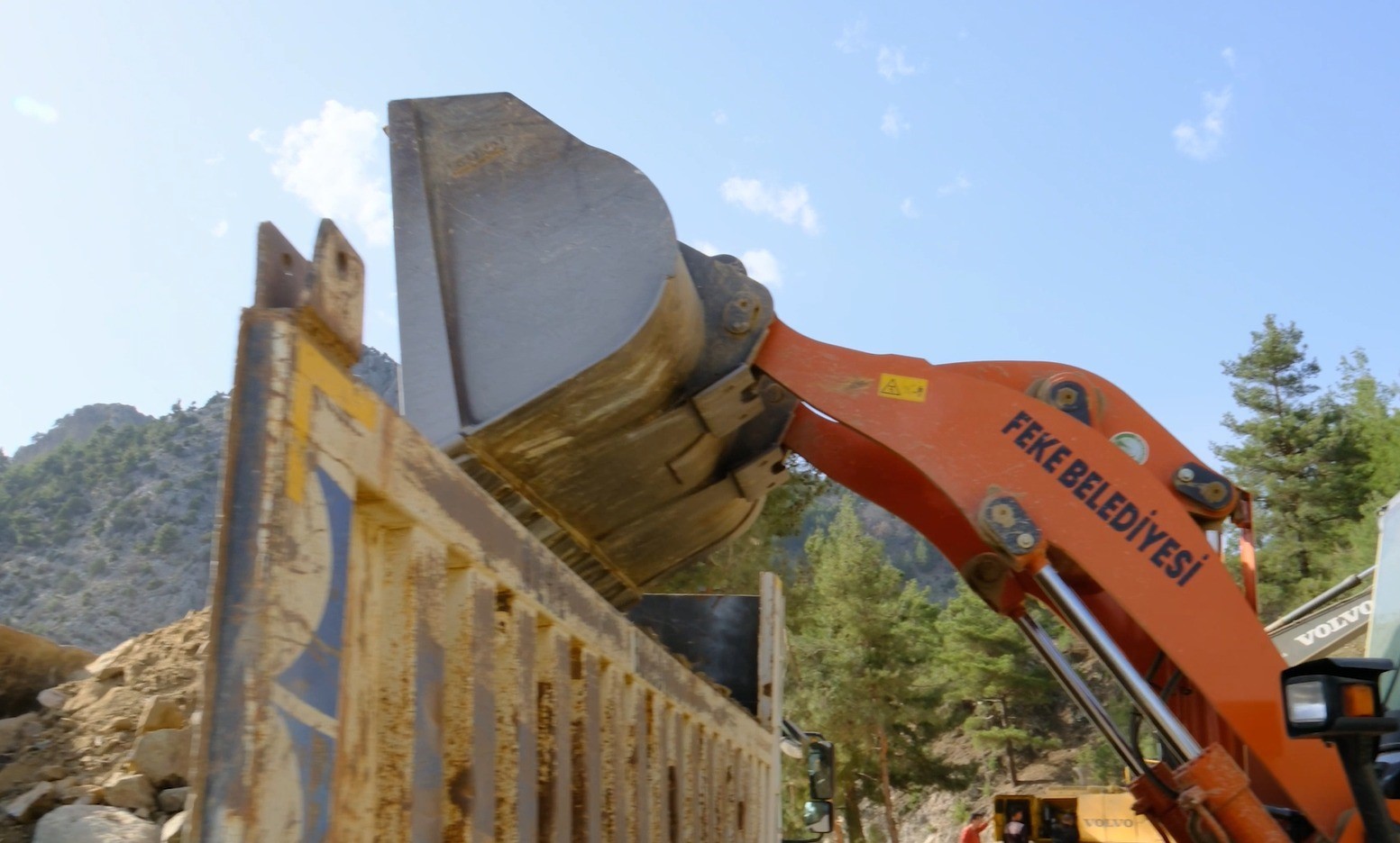 Ekipler g&uuml;nlerdir mesai yapıyor: K&ouml;ylerin yarım asırlık yol sorunu &ccedil;&ouml;z&uuml;l&uuml;yor
