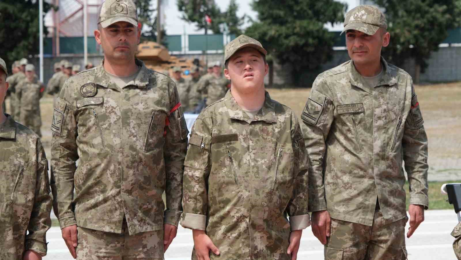 &Ouml;zel bireyler t&ouml;renle uğurlandı, yemin edip asker oldu
