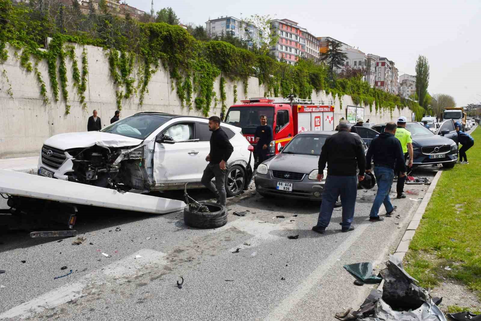 Yozgat&rsquo;ta 6 ara&ccedil; zincirleme kazaya karıştı: 5 yaralı
