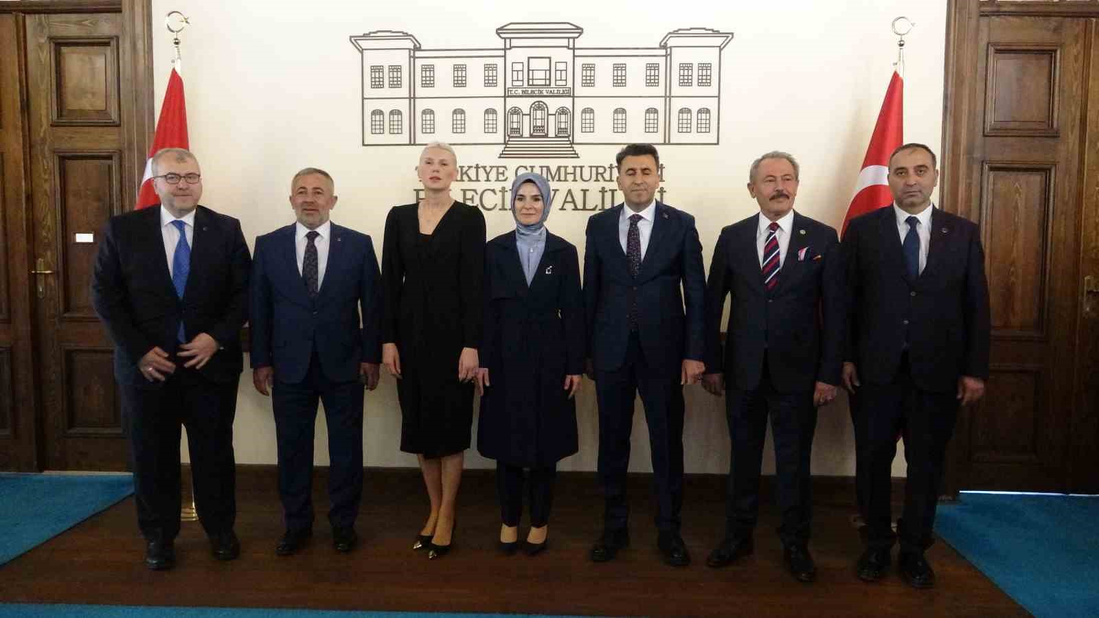 Bakan Mahinur Özdemir Göktaş, Bilecik’te adına hazırlanmış yere çınar fidanı dikerek can suyu verdi
