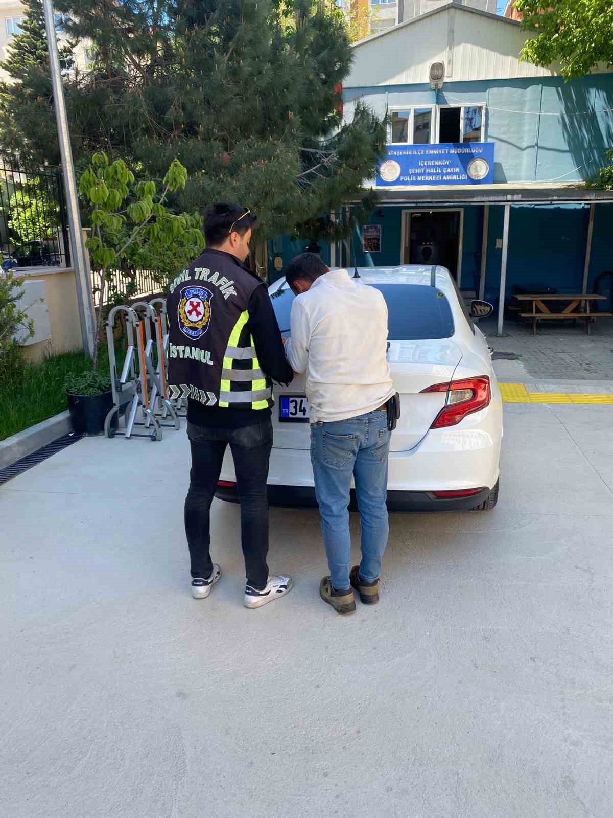 Kadık&ouml;y&rsquo;de tartıştığı s&uuml;r&uuml;c&uuml;n&uuml;n aracının camına yumruk atan şahsa 3 bin 972 TL ceza
