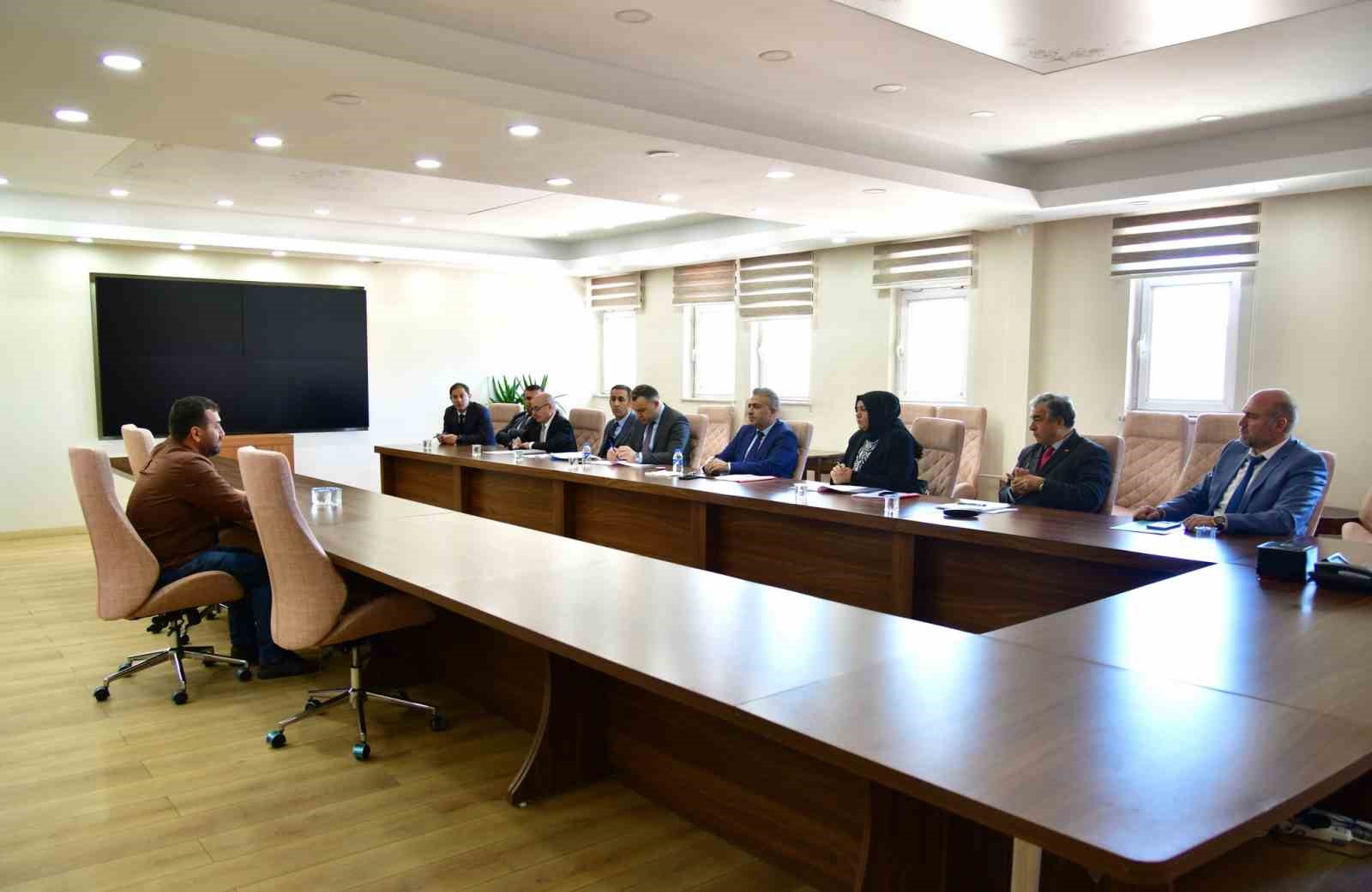 Vali Çiçek, Halk gününde vatandaşların sorunlarını dinliyor