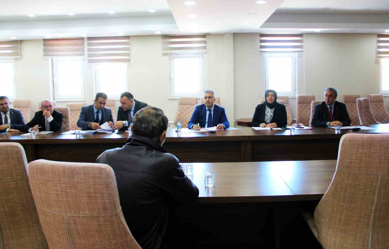 Vali &Ccedil;i&ccedil;ek, Halk g&uuml;n&uuml;nde vatandaşların sorunlarını dinliyor
