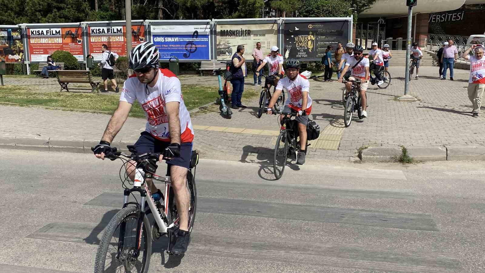 Bisikletleriyle Eskişehir’den Ankara’ya doğru pedal çevirdiler