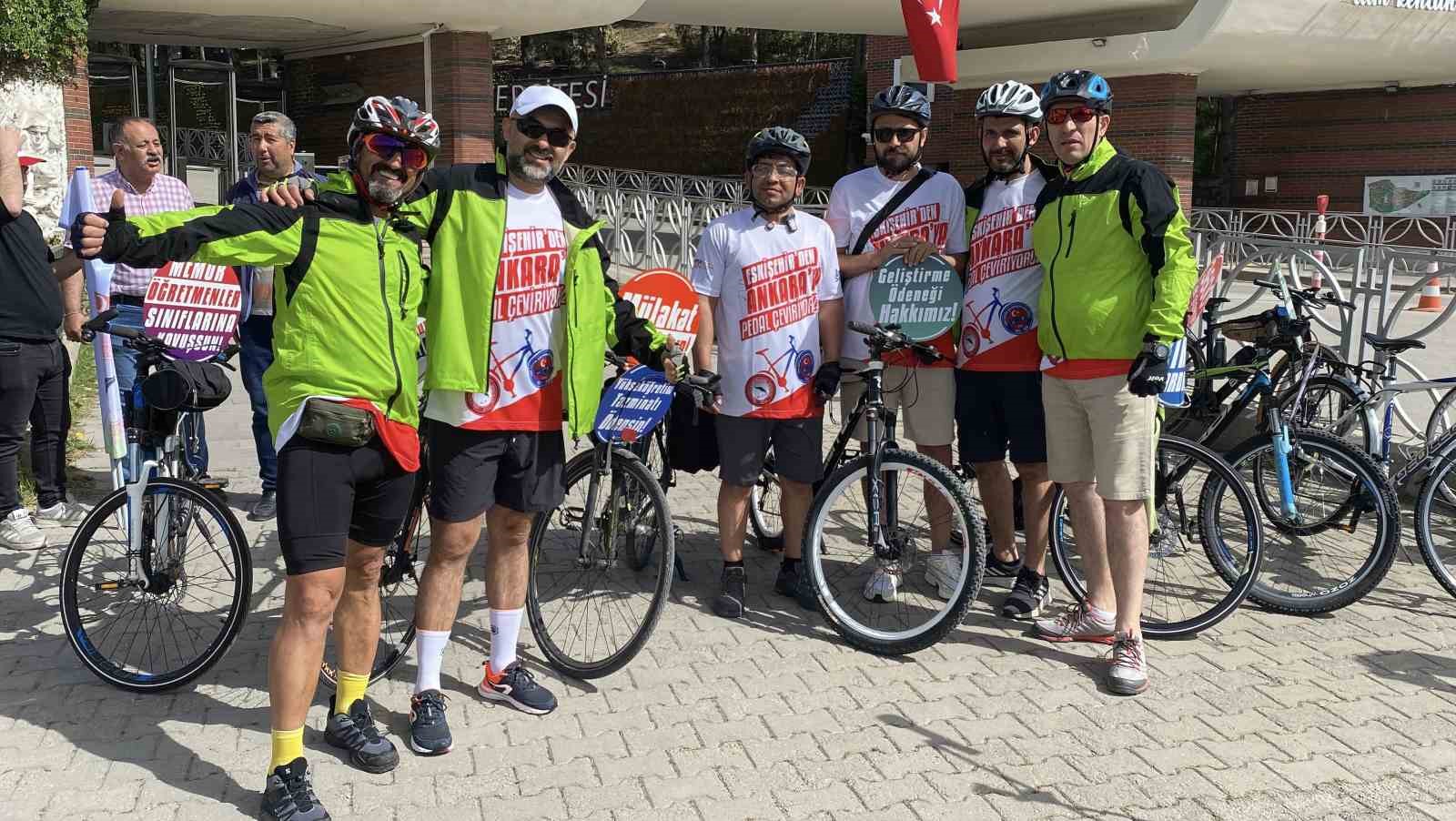 Bisikletleriyle Eskişehir&rsquo;den Ankara&rsquo;ya doğru pedal &ccedil;evirdiler

