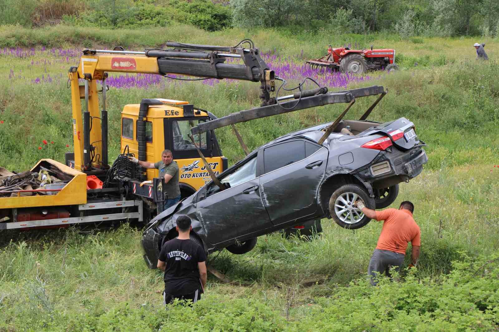 Hızla ilerleyen otomobil önündeki araca çarparak şarampole uçtu