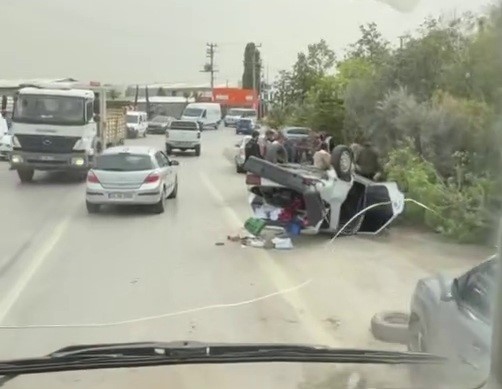 Sakarya’da fidanlıktaki ağaçlı saksılara çarpan otomobil ters döndü: 1 yaralı