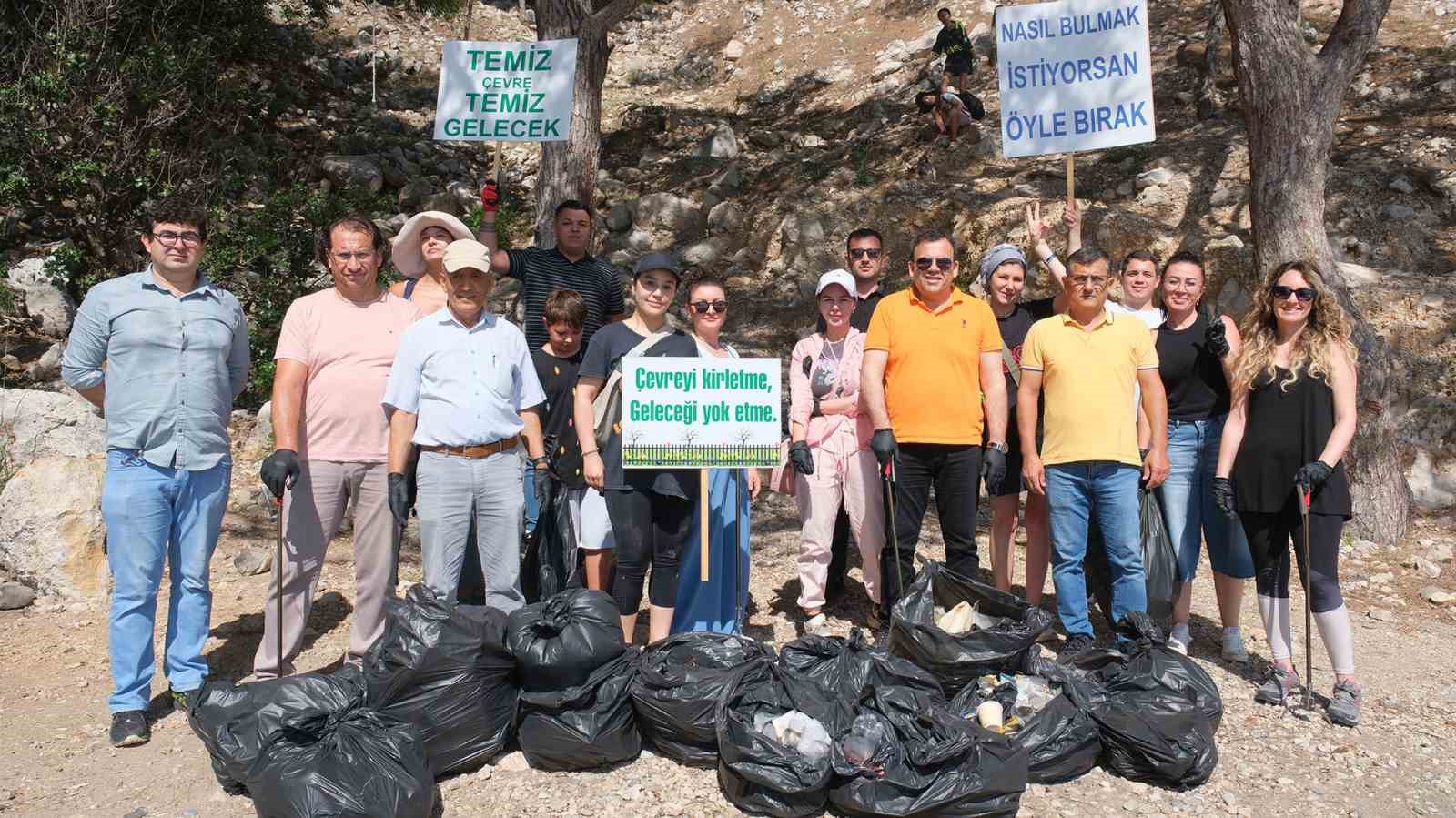 Kemer’de yabancı uyruklu kadınlar belediye ile birlikte poşetler dolusu çöp topladı