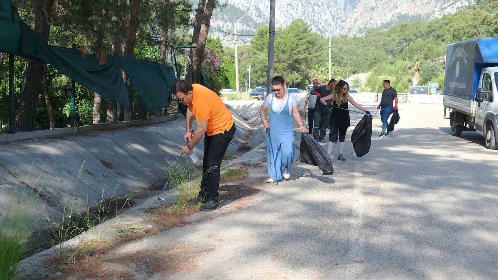 Kemer’de yabancı uyruklu kadınlar belediye ile birlikte poşetler dolusu çöp topladı