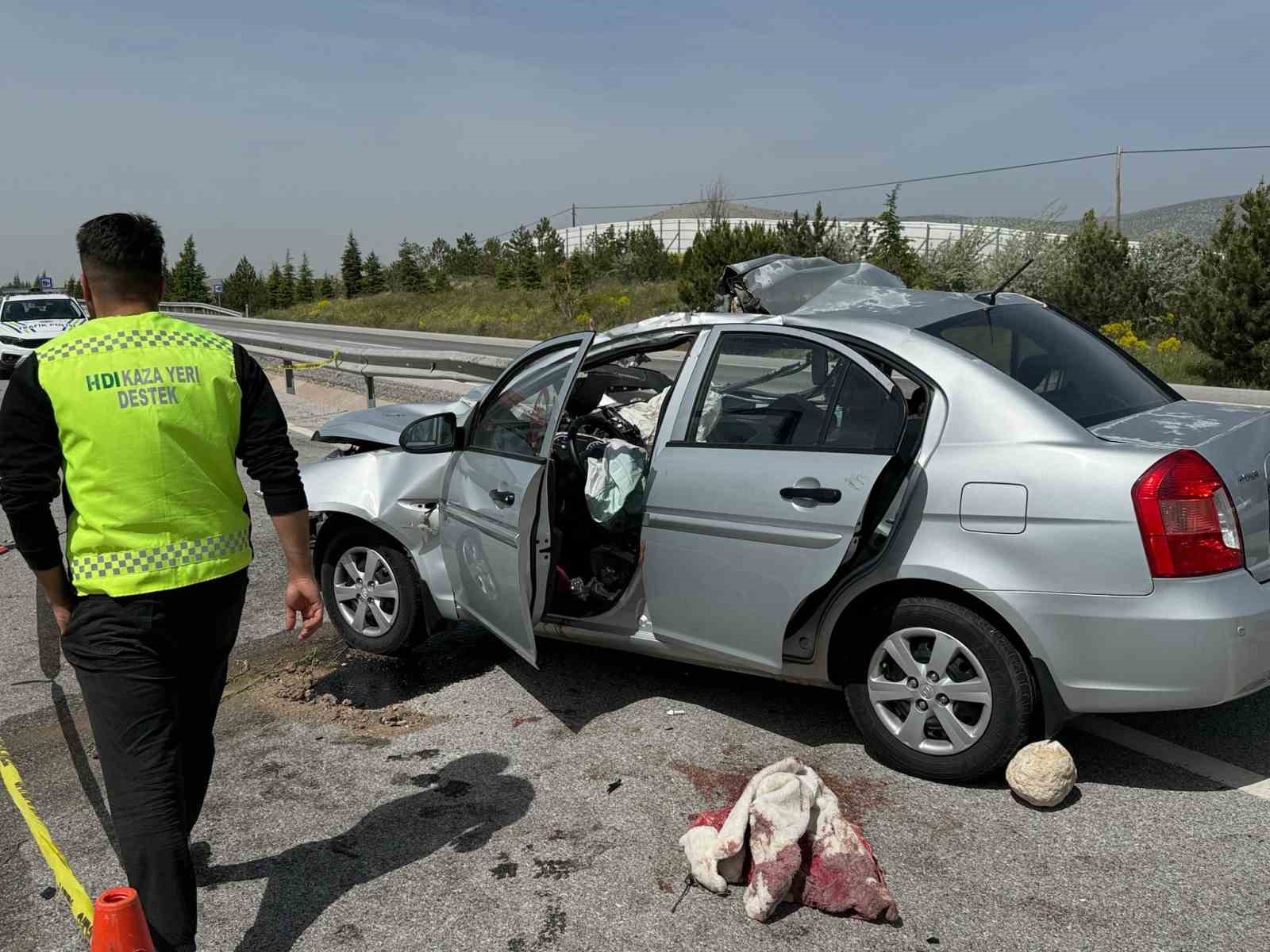 Otomobil tıra arkadan &ccedil;arptı: 1 &ouml;l&uuml;, 4 yaralı
