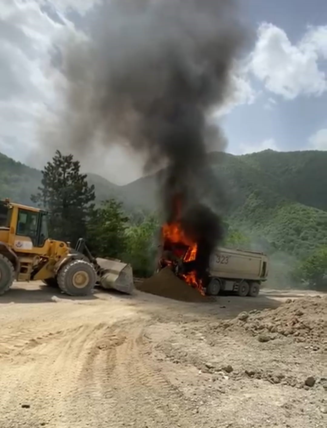 Hafriyat kamyonu alevlere teslim oldu