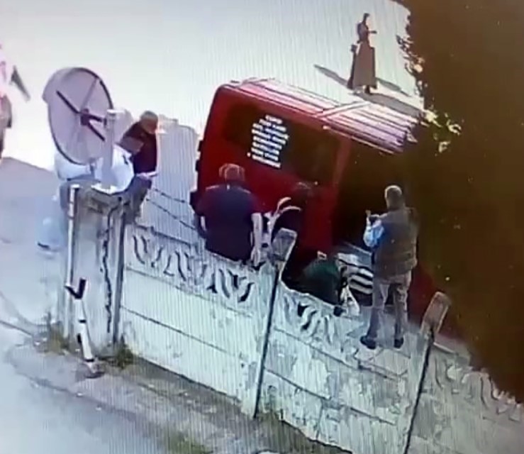 Dolmuştan inmek istedi, ara&ccedil; hareket edince s&uuml;r&uuml;klendi
