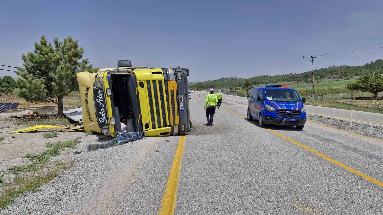 Karaman’da devrilen tırın sürücüsü yaralandı
