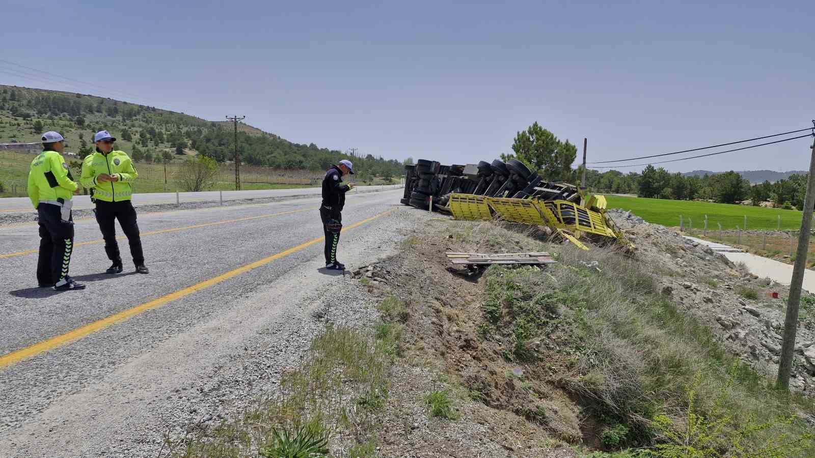 Karaman&rsquo;da devrilen tırın s&uuml;r&uuml;c&uuml;s&uuml; yaralandı
