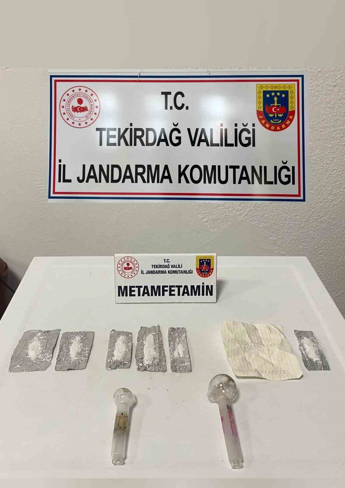 Tekirdağ&rsquo;da jandarmadan ruhsatsız silah ve uyuşturucu operasyonları
