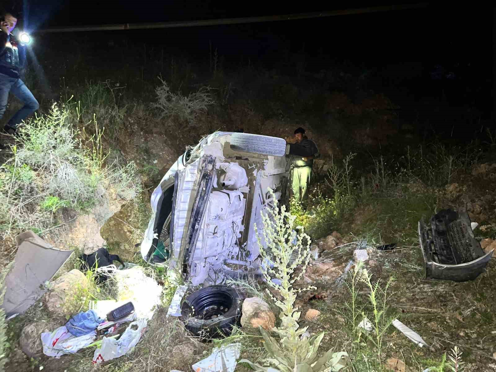 Otomobil şarampole yuvarlandı: 2 yaralı
