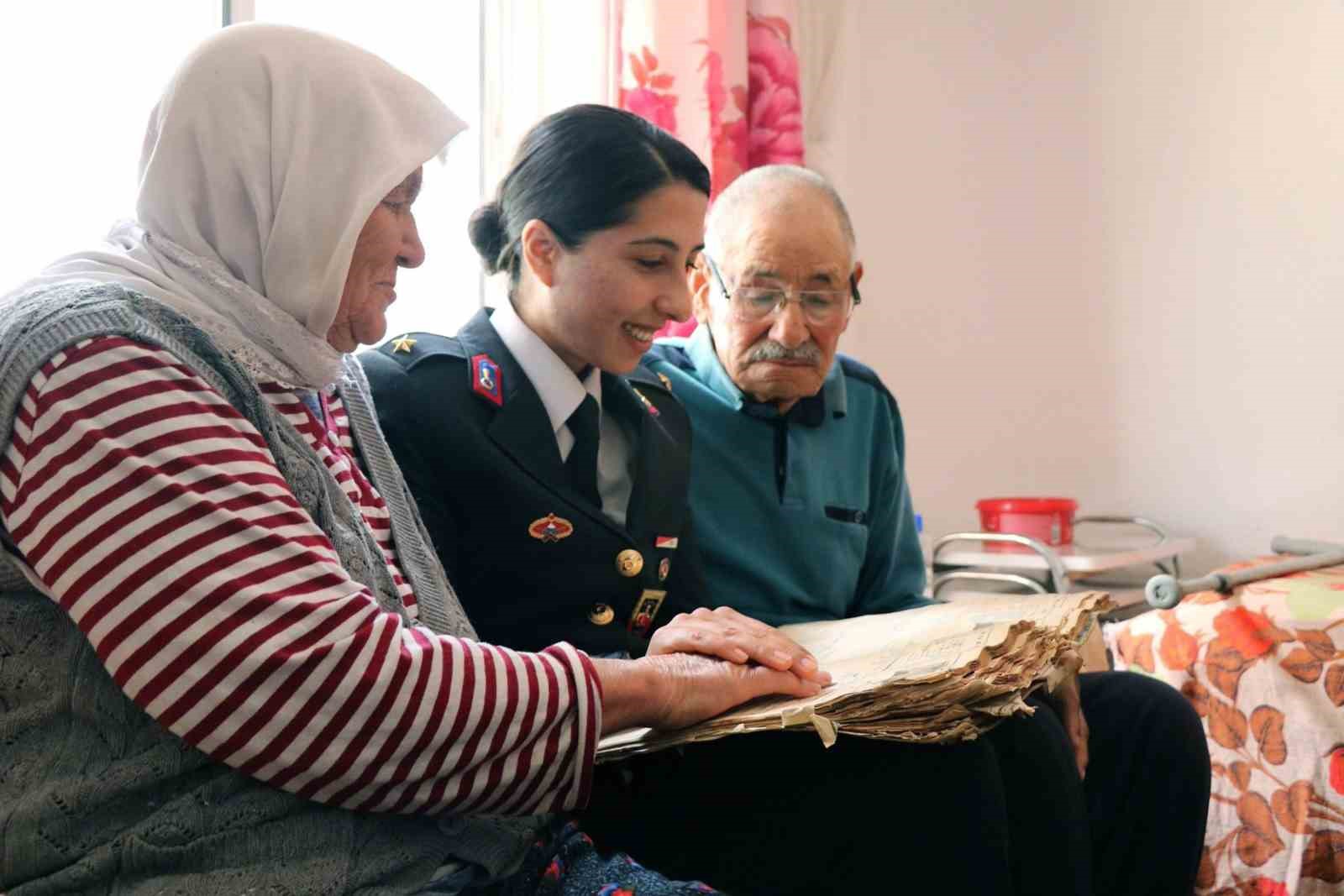 Jandarmadan 75 yıllık evli &ccedil;ifte anlamlı ziyaret
