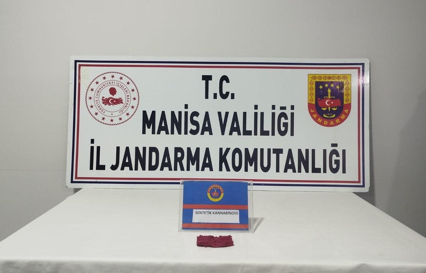 Manisa’da şüpheliden kağıda emdirilmiş uyuşturucu çıktı
