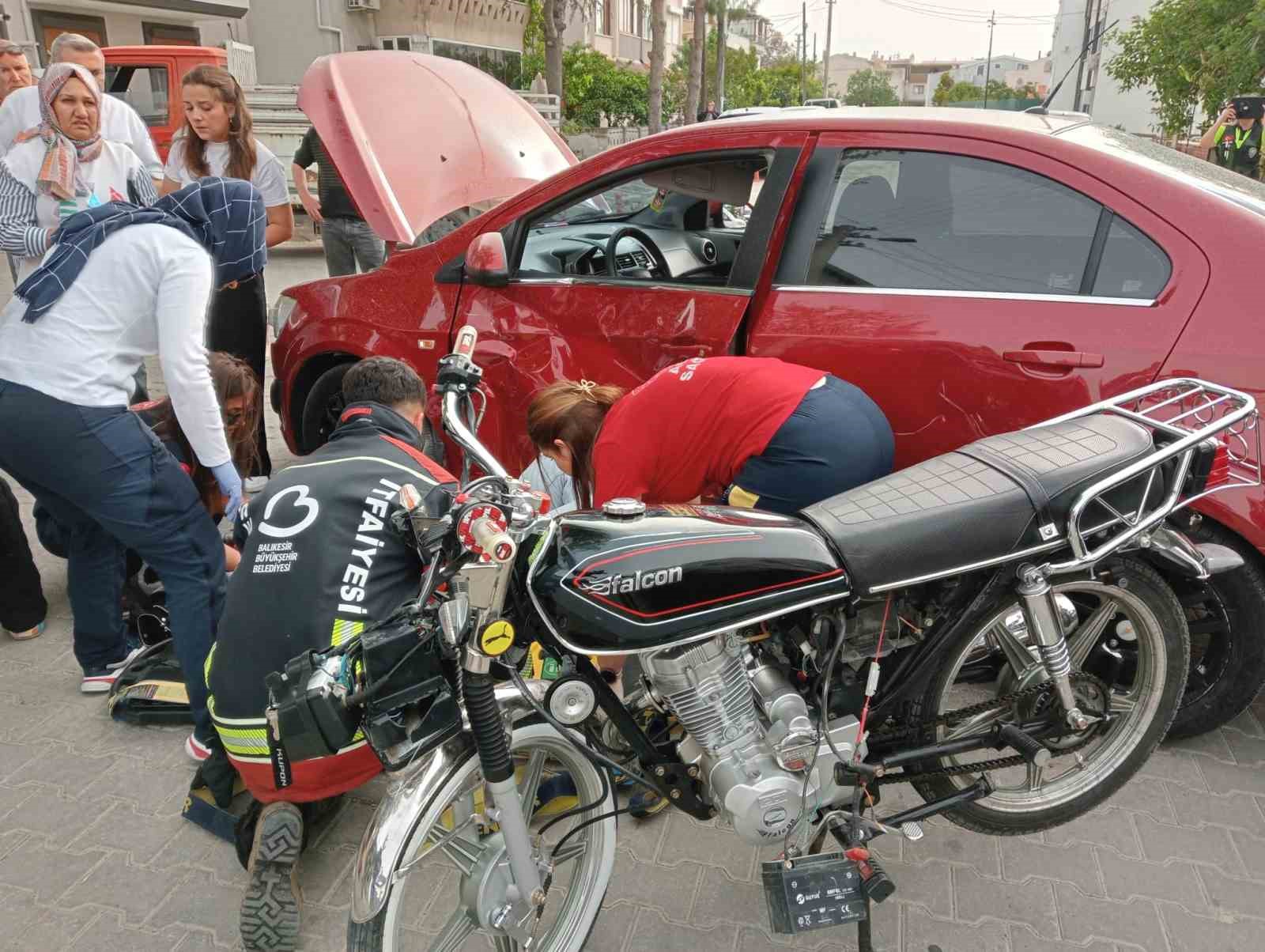 Burhaniye’de motosiklet otomobile çarptı