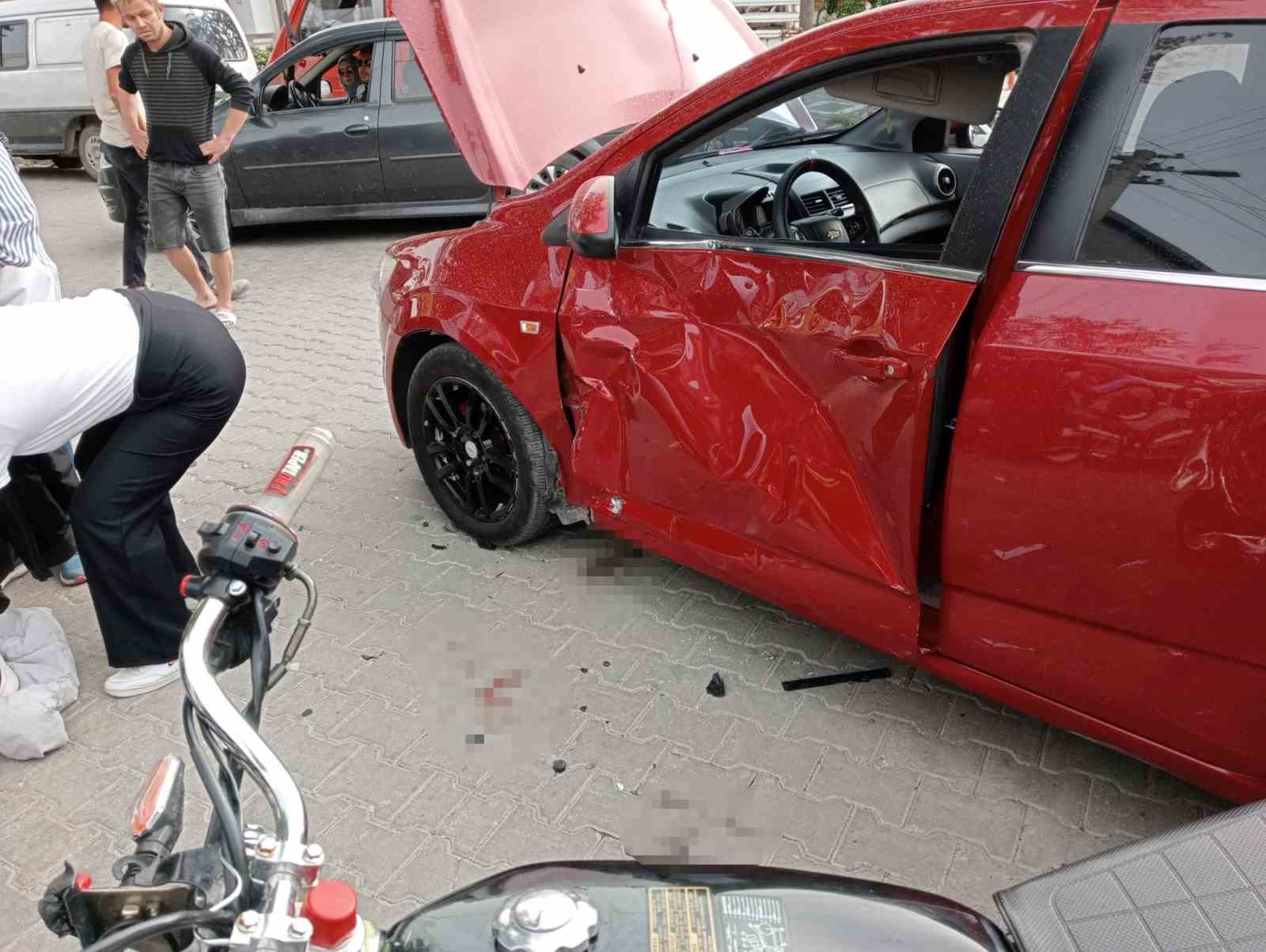 Burhaniye&rsquo;de motosiklet otomobile &ccedil;arptı
