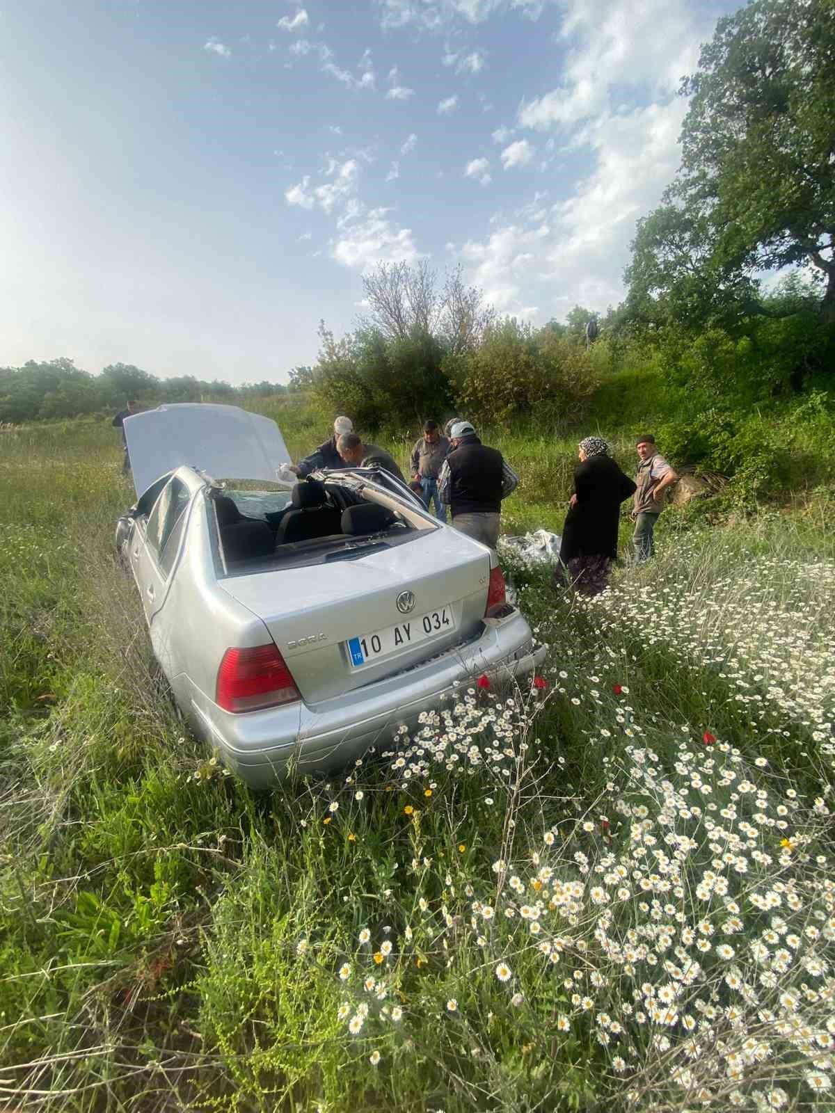 Balıkesir&rsquo;de tarlaya u&ccedil;an aracın s&uuml;r&uuml;c&uuml;s&uuml;n&uuml; vatandaşlar kurtardı
