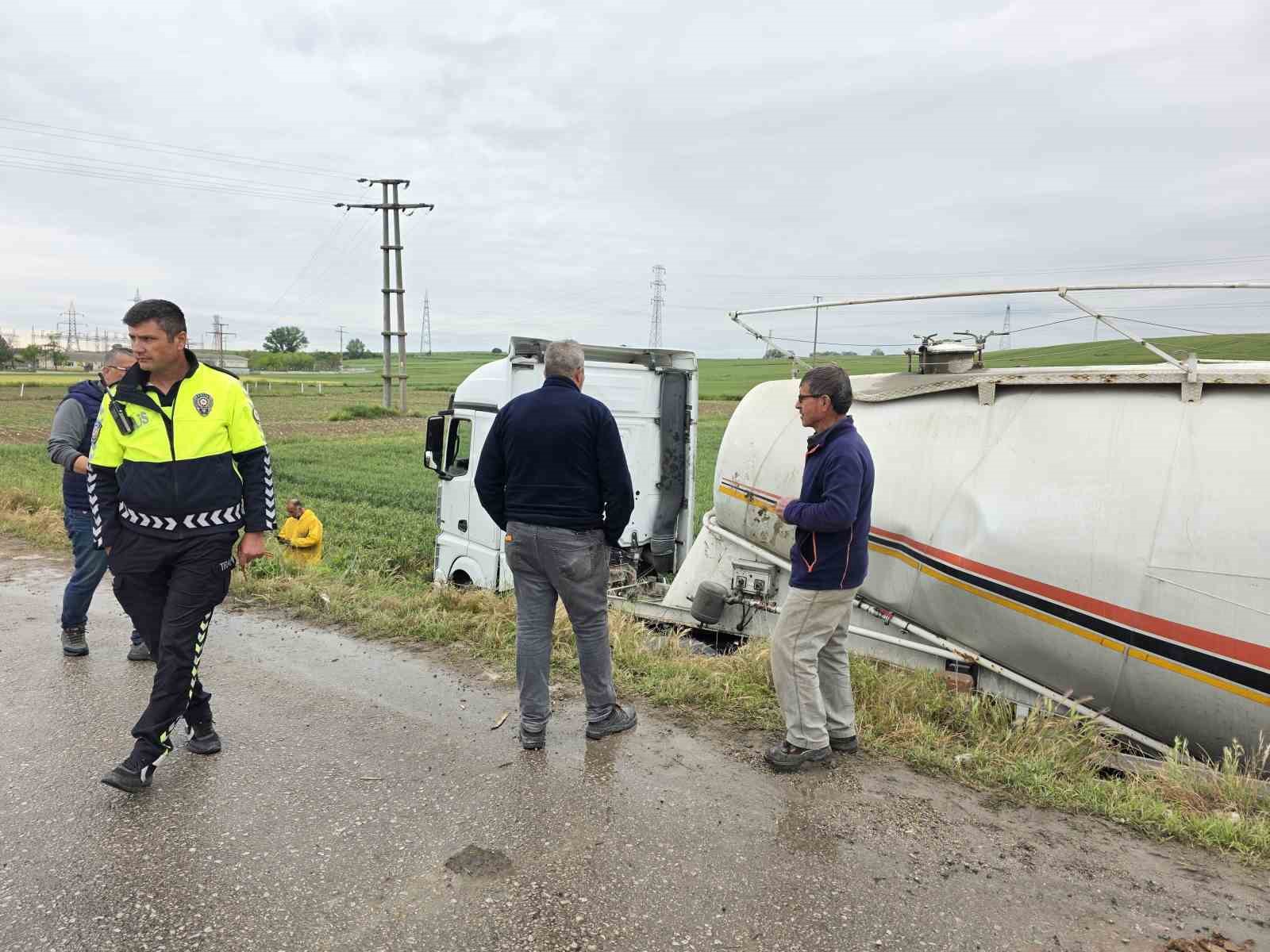 Edirne’de treyler silobas tarlaya devrildi: 1 yaralı