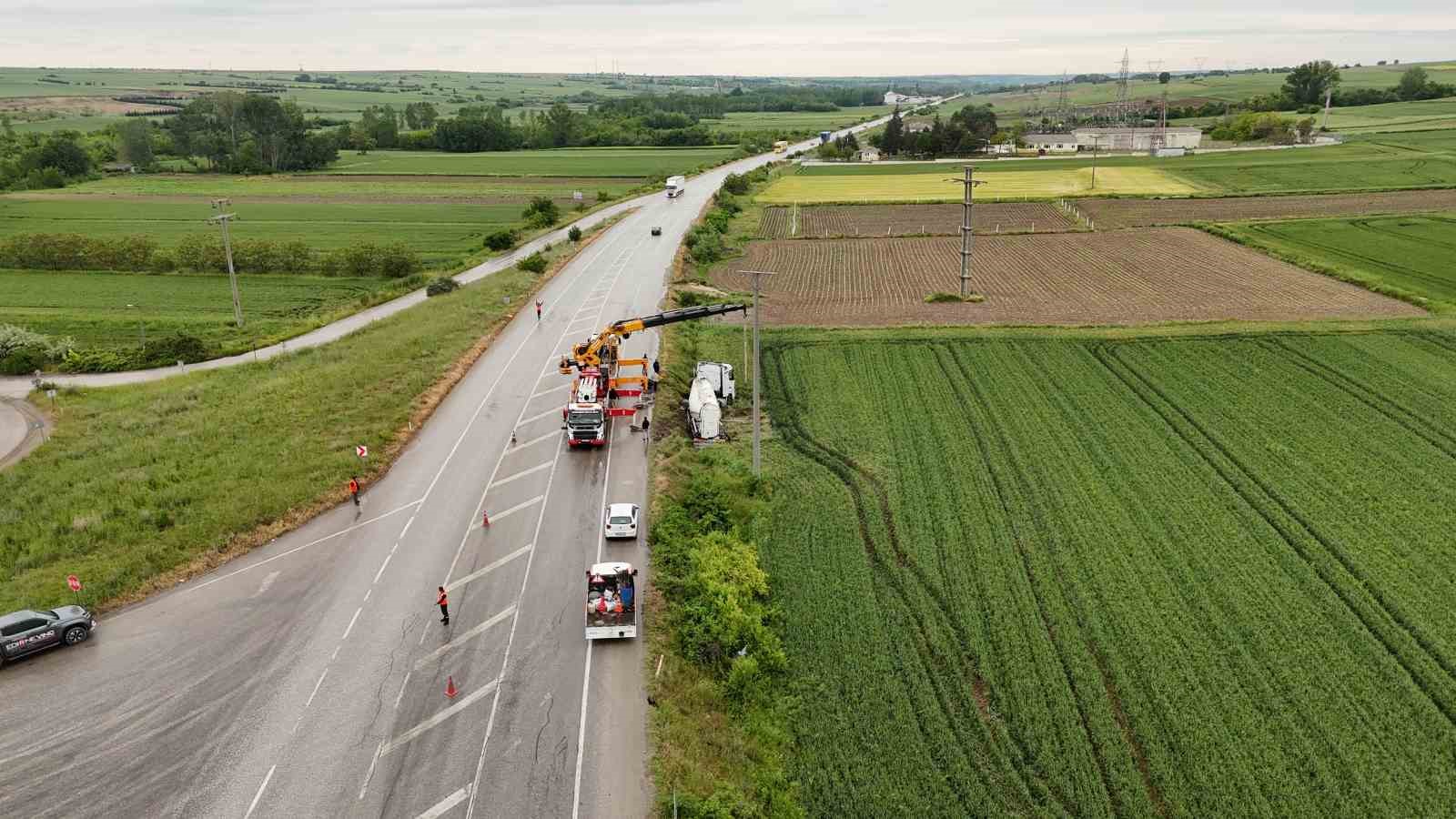 Edirne&rsquo;de treyler silobas tarlaya devrildi: 1 yaralı
